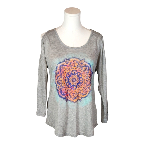 Jessica Simpson Cold Shoulder Graphic Tee Mandala Print Gray Top Size Small - Picture 1 of 6